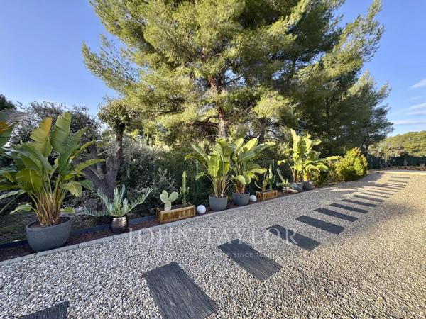 Villa contemporaine de plain-pied avec piscine à vendre à Saint-Cyr-sur-Mer – Proche plages des Lecques