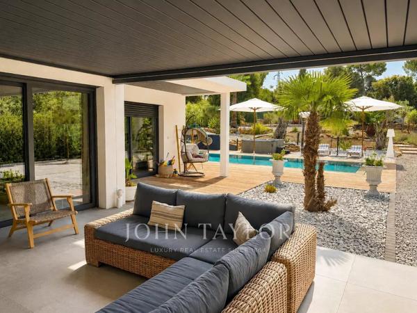 Villa contemporaine de plain-pied avec piscine à vendre à Saint-Cyr-sur-Mer – Proche plages des Lecques