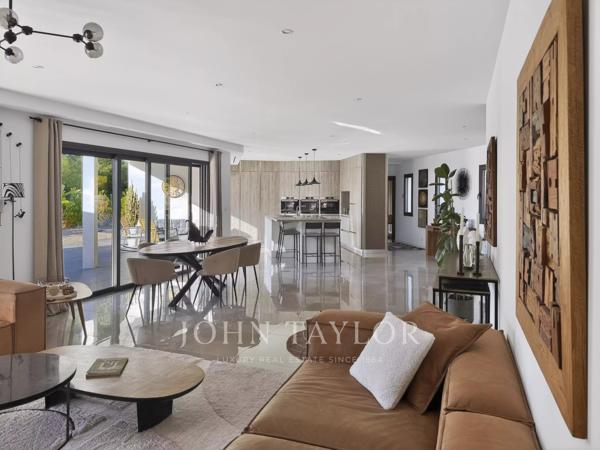Villa contemporaine de plain-pied avec piscine à vendre à Saint-Cyr-sur-Mer – Proche plages des Lecques
