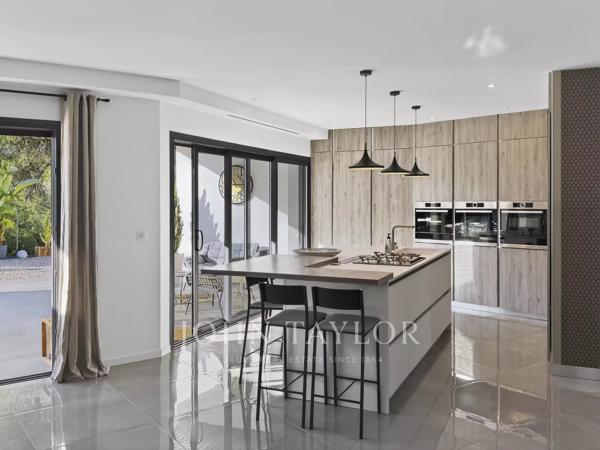 Villa contemporaine de plain-pied avec piscine à vendre à Saint-Cyr-sur-Mer – Proche plages des Lecques