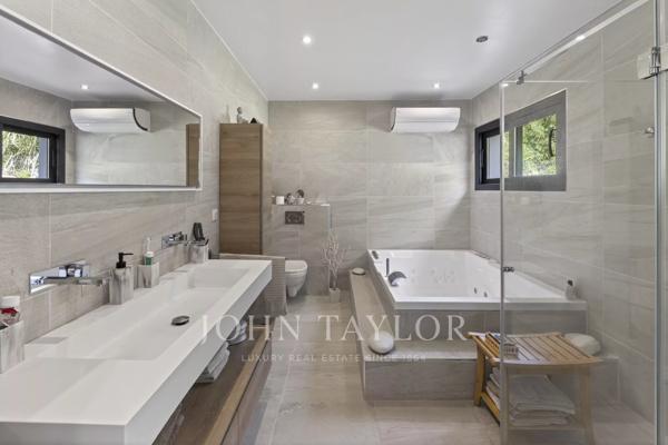Villa contemporaine de plain-pied avec piscine à vendre à Saint-Cyr-sur-Mer – Proche plages des Lecques
