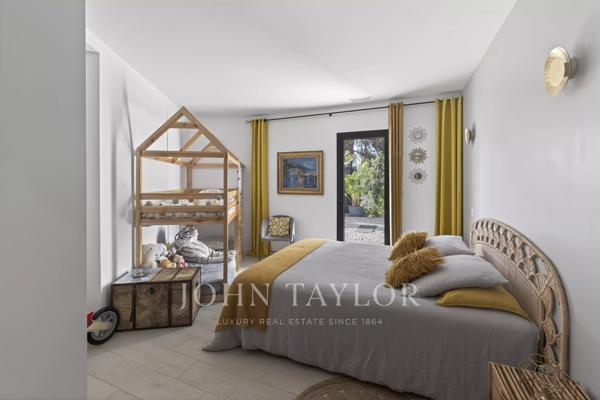 Villa contemporaine de plain-pied avec piscine à vendre à Saint-Cyr-sur-Mer – Proche plages des Lecques