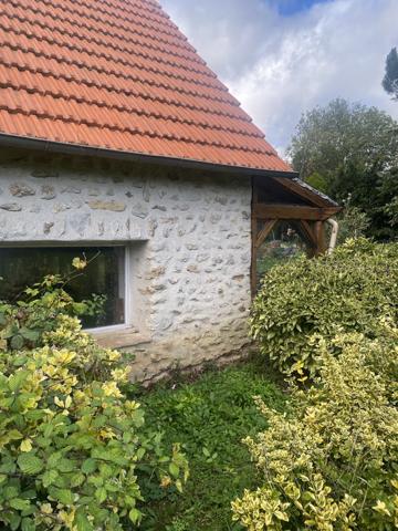EXCLUSIVITÉ A 10 KMS OUEST ETAMPES CHARMANTE MAISON EN PIERRES 4 CHAMBRES SUR 2090 M2 DE TERRAIN CLOS
