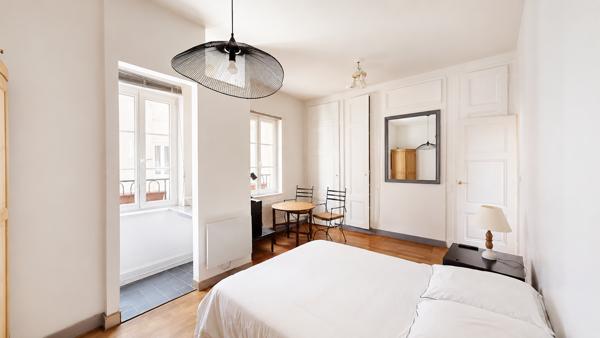 Appartement
         4 pièces
        - 126 m² Bien prestige 585 000 € *