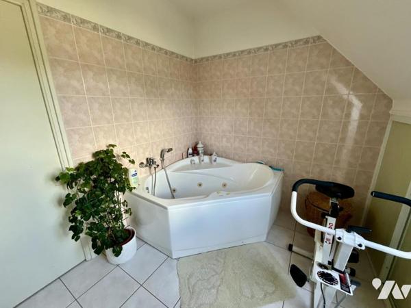 PLOEMEUR - KERCHATON - Maison de 159m² avec piscine dans quartier résidentiel. 