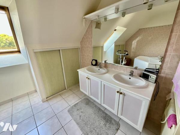 PLOEMEUR - KERCHATON - Maison de 159m² avec piscine dans quartier résidentiel. 