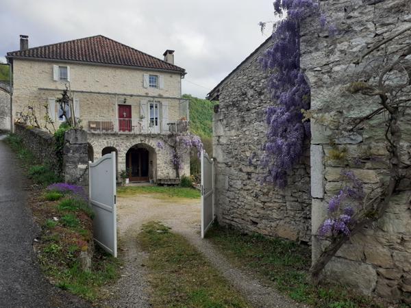 Maison de 10 pièces + dépendances (dont 2 T3 de 60 m2) sur terrain de 15.900 m2 Pradines (46090)