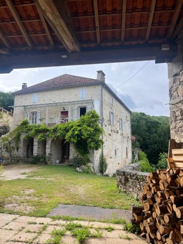 Maison de 10 pièces + dépendances (dont 2 T3 de 60 m2) sur terrain de 15.900 m2 Pradines (46090)