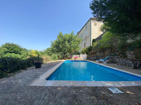 Maison de 10 pièces + dépendances (dont 2 T3 de 60 m2) sur terrain de 15.900 m2 Pradines (46090)