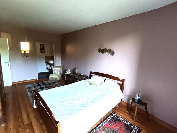 87240 AMBAZAC - Maison en pierres de 323 m², à vendre