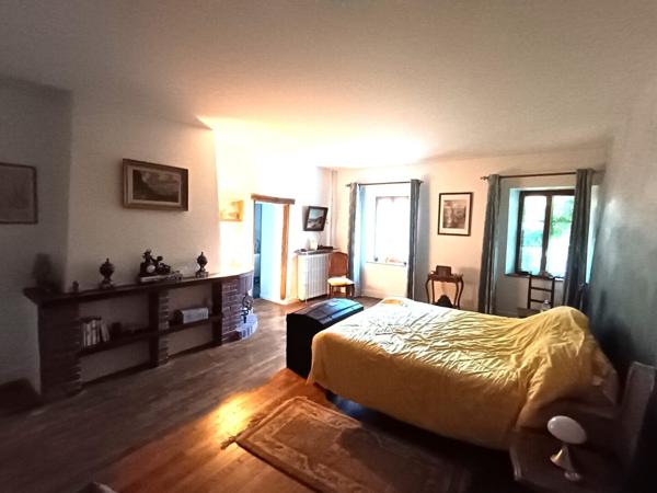 87240 AMBAZAC - Maison en pierres de 323 m², à vendre