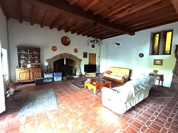 87240 AMBAZAC - Maison en pierres de 323 m², à vendre