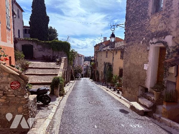 Maison  d’exception vue mer au coeur du Hauts de Cagnes entièrement rénovée.