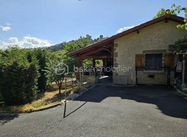 Située sur la commune de Montaigut-le-Blanc, à proximité de Champeix et de ses commodités, cette maison de 108 m² habitables offre un cadre de vie agréable, au calme, dans un environnement naturel privilégié.

Édifiée sur deux niveaux, elle bénéficie d'une exposition plein sud. 
Au rez-de-chaussée, vous découvrirez une belle pièce de vie lumineuse de 35 m² avec cheminée, une cuisine équipée avec piano de cuisson, une salle de bain avec douche ainsi qu'un WC.

L'espace nuit se compose de :
une grande chambre au rez-de-chaussée avec un grand dressing 
une seconde pièce d'environ 9 m², idéale comme chambre d'appoint, chambre d'enfant ou bureau 
une belle chambre à l'étage

À l'extérieur, vous profiterez d'un terrain clos d'environ 5 000 m², réparti en deux parties :
une première parcelle d'environ 2 000 m² autour de la maison, comprenant notamment une partie en paillât 
une seconde parcelle d'environ 3 000 m², bordée par un petit ruisseau et accueillant un abri de jardin raccordé à l'électricité, offrant un cadre verdoyant et paisible.

La propriété dispose également d'une grande terrasse couverte de 20 m² avec barbecue, idéale pour profiter des beaux jours.

Les annexes complètent ce bien avec :
un garage de 40 m² 
une cave de 40 m²

Côté confort, la maison est équipée d'un système de chauffage par pompe à chaleur air/air. Elle bénéficie d'un bon classement énergétique avec une classe énergie C et une classe climat A.

La localisation est également un véritable atout :
écoles maternelle et primaire à environ 10 minutes à pied ou 5 minutes en voiture 
village de Champeix, avec ses commerces et services, à seulement 5 minutes en voiture

Une maison offrant de beaux volumes, un vaste terrain et un environnement paisible, tout en restant proche des commodités.

À découvrir sans tarder !