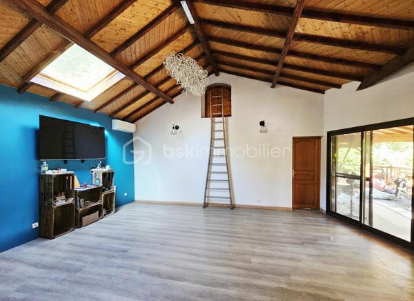 Située sur la commune de Montaigut-le-Blanc, à proximité de Champeix et de ses commodités, cette maison de 108 m² habitables offre un cadre de vie agréable, au calme, dans un environnement naturel privilégié.

Édifiée sur deux niveaux, elle bénéficie d'une exposition plein sud. 
Au rez-de-chaussée, vous découvrirez une belle pièce de vie lumineuse de 35 m² avec cheminée, une cuisine équipée avec piano de cuisson, une salle de bain avec douche ainsi qu'un WC.

L'espace nuit se compose de :
une grande chambre au rez-de-chaussée avec un grand dressing 
une seconde pièce d'environ 9 m², idéale comme chambre d'appoint, chambre d'enfant ou bureau 
une belle chambre à l'étage

À l'extérieur, vous profiterez d'un terrain clos d'environ 5 000 m², réparti en deux parties :
une première parcelle d'environ 2 000 m² autour de la maison, comprenant notamment une partie en paillât 
une seconde parcelle d'environ 3 000 m², bordée par un petit ruisseau et accueillant un abri de jardin raccordé à l'électricité, offrant un cadre verdoyant et paisible.

La propriété dispose également d'une grande terrasse couverte de 20 m² avec barbecue, idéale pour profiter des beaux jours.

Les annexes complètent ce bien avec :
un garage de 40 m² 
une cave de 40 m²

Côté confort, la maison est équipée d'un système de chauffage par pompe à chaleur air/air. Elle bénéficie d'un bon classement énergétique avec une classe énergie C et une classe climat A.

La localisation est également un véritable atout :
écoles maternelle et primaire à environ 10 minutes à pied ou 5 minutes en voiture 
village de Champeix, avec ses commerces et services, à seulement 5 minutes en voiture

Une maison offrant de beaux volumes, un vaste terrain et un environnement paisible, tout en restant proche des commodités.

À découvrir sans tarder !