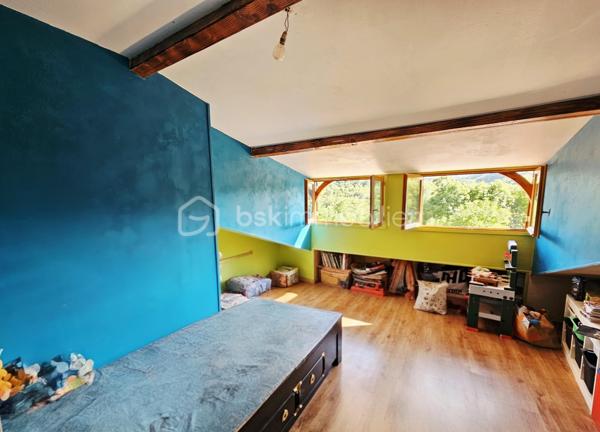 Située sur la commune de Montaigut-le-Blanc, à proximité de Champeix et de ses commodités, cette maison de 108 m² habitables offre un cadre de vie agréable, au calme, dans un environnement naturel privilégié.

Édifiée sur deux niveaux, elle bénéficie d'une exposition plein sud. 
Au rez-de-chaussée, vous découvrirez une belle pièce de vie lumineuse de 35 m² avec cheminée, une cuisine équipée avec piano de cuisson, une salle de bain avec douche ainsi qu'un WC.

L'espace nuit se compose de :
une grande chambre au rez-de-chaussée avec un grand dressing 
une seconde pièce d'environ 9 m², idéale comme chambre d'appoint, chambre d'enfant ou bureau 
une belle chambre à l'étage

À l'extérieur, vous profiterez d'un terrain clos d'environ 5 000 m², réparti en deux parties :
une première parcelle d'environ 2 000 m² autour de la maison, comprenant notamment une partie en paillât 
une seconde parcelle d'environ 3 000 m², bordée par un petit ruisseau et accueillant un abri de jardin raccordé à l'électricité, offrant un cadre verdoyant et paisible.

La propriété dispose également d'une grande terrasse couverte de 20 m² avec barbecue, idéale pour profiter des beaux jours.

Les annexes complètent ce bien avec :
un garage de 40 m² 
une cave de 40 m²

Côté confort, la maison est équipée d'un système de chauffage par pompe à chaleur air/air. Elle bénéficie d'un bon classement énergétique avec une classe énergie C et une classe climat A.

La localisation est également un véritable atout :
écoles maternelle et primaire à environ 10 minutes à pied ou 5 minutes en voiture 
village de Champeix, avec ses commerces et services, à seulement 5 minutes en voiture

Une maison offrant de beaux volumes, un vaste terrain et un environnement paisible, tout en restant proche des commodités.

À découvrir sans tarder !