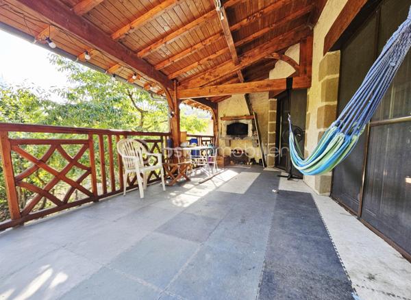 Située sur la commune de Montaigut-le-Blanc, à proximité de Champeix et de ses commodités, cette maison de 108 m² habitables offre un cadre de vie agréable, au calme, dans un environnement naturel privilégié.

Édifiée sur deux niveaux, elle bénéficie d'une exposition plein sud. 
Au rez-de-chaussée, vous découvrirez une belle pièce de vie lumineuse de 35 m² avec cheminée, une cuisine équipée avec piano de cuisson, une salle de bain avec douche ainsi qu'un WC.

L'espace nuit se compose de :
une grande chambre au rez-de-chaussée avec un grand dressing 
une seconde pièce d'environ 9 m², idéale comme chambre d'appoint, chambre d'enfant ou bureau 
une belle chambre à l'étage

À l'extérieur, vous profiterez d'un terrain clos d'environ 5 000 m², réparti en deux parties :
une première parcelle d'environ 2 000 m² autour de la maison, comprenant notamment une partie en paillât 
une seconde parcelle d'environ 3 000 m², bordée par un petit ruisseau et accueillant un abri de jardin raccordé à l'électricité, offrant un cadre verdoyant et paisible.

La propriété dispose également d'une grande terrasse couverte de 20 m² avec barbecue, idéale pour profiter des beaux jours.

Les annexes complètent ce bien avec :
un garage de 40 m² 
une cave de 40 m²

Côté confort, la maison est équipée d'un système de chauffage par pompe à chaleur air/air. Elle bénéficie d'un bon classement énergétique avec une classe énergie C et une classe climat A.

La localisation est également un véritable atout :
écoles maternelle et primaire à environ 10 minutes à pied ou 5 minutes en voiture 
village de Champeix, avec ses commerces et services, à seulement 5 minutes en voiture

Une maison offrant de beaux volumes, un vaste terrain et un environnement paisible, tout en restant proche des commodités.

À découvrir sans tarder !