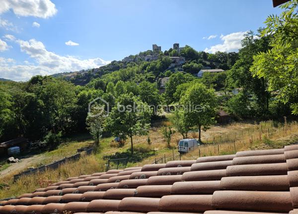 Située sur la commune de Montaigut-le-Blanc, à proximité de Champeix et de ses commodités, cette maison de 108 m² habitables offre un cadre de vie agréable, au calme, dans un environnement naturel privilégié.

Édifiée sur deux niveaux, elle bénéficie d'une exposition plein sud. 
Au rez-de-chaussée, vous découvrirez une belle pièce de vie lumineuse de 35 m² avec cheminée, une cuisine équipée avec piano de cuisson, une salle de bain avec douche ainsi qu'un WC.

L'espace nuit se compose de :
une grande chambre au rez-de-chaussée avec un grand dressing 
une seconde pièce d'environ 9 m², idéale comme chambre d'appoint, chambre d'enfant ou bureau 
une belle chambre à l'étage

À l'extérieur, vous profiterez d'un terrain clos d'environ 5 000 m², réparti en deux parties :
une première parcelle d'environ 2 000 m² autour de la maison, comprenant notamment une partie en paillât 
une seconde parcelle d'environ 3 000 m², bordée par un petit ruisseau et accueillant un abri de jardin raccordé à l'électricité, offrant un cadre verdoyant et paisible.

La propriété dispose également d'une grande terrasse couverte de 20 m² avec barbecue, idéale pour profiter des beaux jours.

Les annexes complètent ce bien avec :
un garage de 40 m² 
une cave de 40 m²

Côté confort, la maison est équipée d'un système de chauffage par pompe à chaleur air/air. Elle bénéficie d'un bon classement énergétique avec une classe énergie C et une classe climat A.

La localisation est également un véritable atout :
écoles maternelle et primaire à environ 10 minutes à pied ou 5 minutes en voiture 
village de Champeix, avec ses commerces et services, à seulement 5 minutes en voiture

Une maison offrant de beaux volumes, un vaste terrain et un environnement paisible, tout en restant proche des commodités.

À découvrir sans tarder !