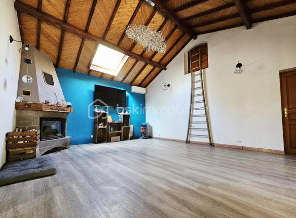 Située sur la commune de Montaigut-le-Blanc, à proximité de Champeix et de ses commodités, cette maison de 108 m² habitables offre un cadre de vie agréable, au calme, dans un environnement naturel privilégié.

Édifiée sur deux niveaux, elle bénéficie d'une exposition plein sud. 
Au rez-de-chaussée, vous découvrirez une belle pièce de vie lumineuse de 35 m² avec cheminée, une cuisine équipée avec piano de cuisson, une salle de bain avec douche ainsi qu'un WC.

L'espace nuit se compose de :
une grande chambre au rez-de-chaussée avec un grand dressing 
une seconde pièce d'environ 9 m², idéale comme chambre d'appoint, chambre d'enfant ou bureau 
une belle chambre à l'étage

À l'extérieur, vous profiterez d'un terrain clos d'environ 5 000 m², réparti en deux parties :
une première parcelle d'environ 2 000 m² autour de la maison, comprenant notamment une partie en paillât 
une seconde parcelle d'environ 3 000 m², bordée par un petit ruisseau et accueillant un abri de jardin raccordé à l'électricité, offrant un cadre verdoyant et paisible.

La propriété dispose également d'une grande terrasse couverte de 20 m² avec barbecue, idéale pour profiter des beaux jours.

Les annexes complètent ce bien avec :
un garage de 40 m² 
une cave de 40 m²

Côté confort, la maison est équipée d'un système de chauffage par pompe à chaleur air/air. Elle bénéficie d'un bon classement énergétique avec une classe énergie C et une classe climat A.

La localisation est également un véritable atout :
écoles maternelle et primaire à environ 10 minutes à pied ou 5 minutes en voiture 
village de Champeix, avec ses commerces et services, à seulement 5 minutes en voiture

Une maison offrant de beaux volumes, un vaste terrain et un environnement paisible, tout en restant proche des commodités.

À découvrir sans tarder !