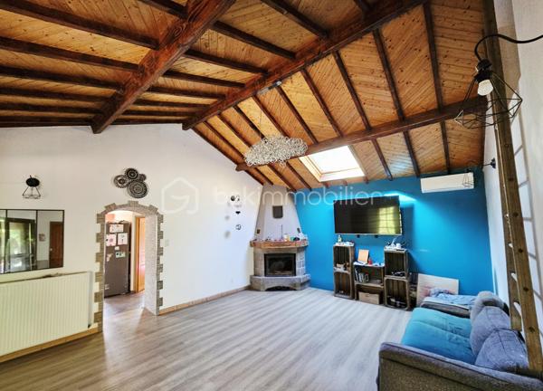 Située sur la commune de Montaigut-le-Blanc, à proximité de Champeix et de ses commodités, cette maison de 108 m² habitables offre un cadre de vie agréable, au calme, dans un environnement naturel privilégié.

Édifiée sur deux niveaux, elle bénéficie d'une exposition plein sud. 
Au rez-de-chaussée, vous découvrirez une belle pièce de vie lumineuse de 35 m² avec cheminée, une cuisine équipée avec piano de cuisson, une salle de bain avec douche ainsi qu'un WC.

L'espace nuit se compose de :
une grande chambre au rez-de-chaussée avec un grand dressing 
une seconde pièce d'environ 9 m², idéale comme chambre d'appoint, chambre d'enfant ou bureau 
une belle chambre à l'étage

À l'extérieur, vous profiterez d'un terrain clos d'environ 5 000 m², réparti en deux parties :
une première parcelle d'environ 2 000 m² autour de la maison, comprenant notamment une partie en paillât 
une seconde parcelle d'environ 3 000 m², bordée par un petit ruisseau et accueillant un abri de jardin raccordé à l'électricité, offrant un cadre verdoyant et paisible.

La propriété dispose également d'une grande terrasse couverte de 20 m² avec barbecue, idéale pour profiter des beaux jours.

Les annexes complètent ce bien avec :
un garage de 40 m² 
une cave de 40 m²

Côté confort, la maison est équipée d'un système de chauffage par pompe à chaleur air/air. Elle bénéficie d'un bon classement énergétique avec une classe énergie C et une classe climat A.

La localisation est également un véritable atout :
écoles maternelle et primaire à environ 10 minutes à pied ou 5 minutes en voiture 
village de Champeix, avec ses commerces et services, à seulement 5 minutes en voiture

Une maison offrant de beaux volumes, un vaste terrain et un environnement paisible, tout en restant proche des commodités.

À découvrir sans tarder !