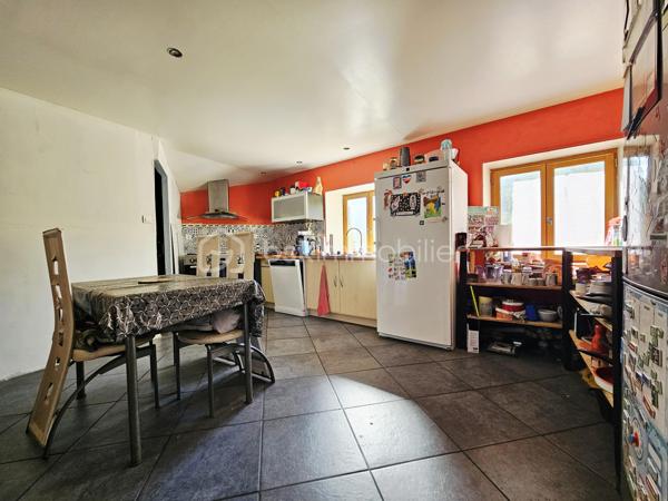 Située sur la commune de Montaigut-le-Blanc, à proximité de Champeix et de ses commodités, cette maison de 108 m² habitables offre un cadre de vie agréable, au calme, dans un environnement naturel privilégié.

Édifiée sur deux niveaux, elle bénéficie d'une exposition plein sud. 
Au rez-de-chaussée, vous découvrirez une belle pièce de vie lumineuse de 35 m² avec cheminée, une cuisine équipée avec piano de cuisson, une salle de bain avec douche ainsi qu'un WC.

L'espace nuit se compose de :
une grande chambre au rez-de-chaussée avec un grand dressing 
une seconde pièce d'environ 9 m², idéale comme chambre d'appoint, chambre d'enfant ou bureau 
une belle chambre à l'étage

À l'extérieur, vous profiterez d'un terrain clos d'environ 5 000 m², réparti en deux parties :
une première parcelle d'environ 2 000 m² autour de la maison, comprenant notamment une partie en paillât 
une seconde parcelle d'environ 3 000 m², bordée par un petit ruisseau et accueillant un abri de jardin raccordé à l'électricité, offrant un cadre verdoyant et paisible.

La propriété dispose également d'une grande terrasse couverte de 20 m² avec barbecue, idéale pour profiter des beaux jours.

Les annexes complètent ce bien avec :
un garage de 40 m² 
une cave de 40 m²

Côté confort, la maison est équipée d'un système de chauffage par pompe à chaleur air/air. Elle bénéficie d'un bon classement énergétique avec une classe énergie C et une classe climat A.

La localisation est également un véritable atout :
écoles maternelle et primaire à environ 10 minutes à pied ou 5 minutes en voiture 
village de Champeix, avec ses commerces et services, à seulement 5 minutes en voiture

Une maison offrant de beaux volumes, un vaste terrain et un environnement paisible, tout en restant proche des commodités.

À découvrir sans tarder !