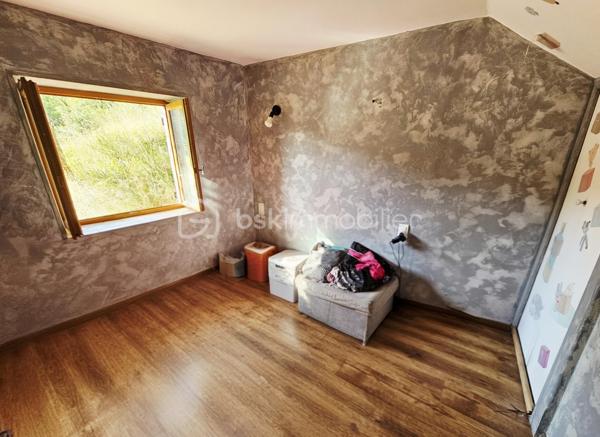 Située sur la commune de Montaigut-le-Blanc, à proximité de Champeix et de ses commodités, cette maison de 108 m² habitables offre un cadre de vie agréable, au calme, dans un environnement naturel privilégié.

Édifiée sur deux niveaux, elle bénéficie d'une exposition plein sud. 
Au rez-de-chaussée, vous découvrirez une belle pièce de vie lumineuse de 35 m² avec cheminée, une cuisine équipée avec piano de cuisson, une salle de bain avec douche ainsi qu'un WC.

L'espace nuit se compose de :
une grande chambre au rez-de-chaussée avec un grand dressing 
une seconde pièce d'environ 9 m², idéale comme chambre d'appoint, chambre d'enfant ou bureau 
une belle chambre à l'étage

À l'extérieur, vous profiterez d'un terrain clos d'environ 5 000 m², réparti en deux parties :
une première parcelle d'environ 2 000 m² autour de la maison, comprenant notamment une partie en paillât 
une seconde parcelle d'environ 3 000 m², bordée par un petit ruisseau et accueillant un abri de jardin raccordé à l'électricité, offrant un cadre verdoyant et paisible.

La propriété dispose également d'une grande terrasse couverte de 20 m² avec barbecue, idéale pour profiter des beaux jours.

Les annexes complètent ce bien avec :
un garage de 40 m² 
une cave de 40 m²

Côté confort, la maison est équipée d'un système de chauffage par pompe à chaleur air/air. Elle bénéficie d'un bon classement énergétique avec une classe énergie C et une classe climat A.

La localisation est également un véritable atout :
écoles maternelle et primaire à environ 10 minutes à pied ou 5 minutes en voiture 
village de Champeix, avec ses commerces et services, à seulement 5 minutes en voiture

Une maison offrant de beaux volumes, un vaste terrain et un environnement paisible, tout en restant proche des commodités.

À découvrir sans tarder !