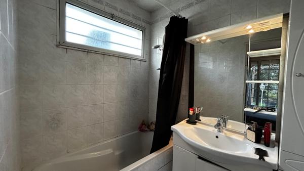 Maison de P/pied avec grand terrain et garage