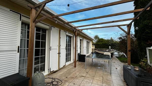 Maison de P/pied avec grand terrain et garage