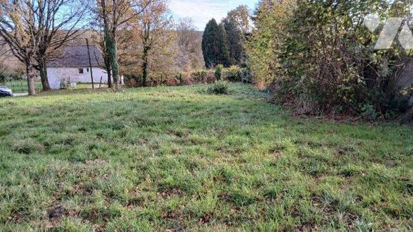 A deux pas de tous commerces et des commodités, découvrez ce terrain plat et entièrement constr...