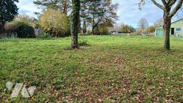 A deux pas de tous commerces et des commodités, découvrez ce terrain plat et entièrement constr...