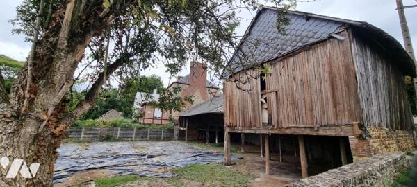 LA GUERCHE DE BGNE - Centre ville - Ancien bâtiment à réhabiliter ou à reconstruire avec terrain