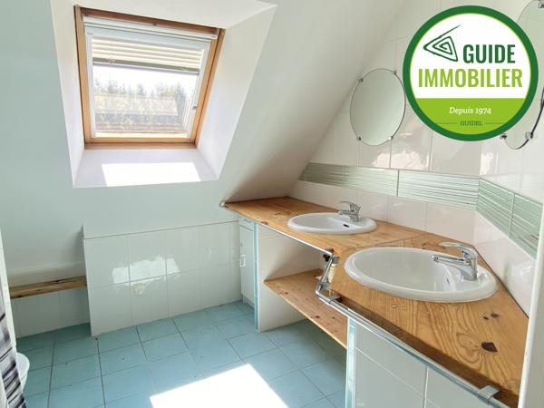 SOUS COMPROMIS DE VENTE. MAISON DANS UN HAMEAU SUR 700 M² DE TERRAIN A GUIDEL.