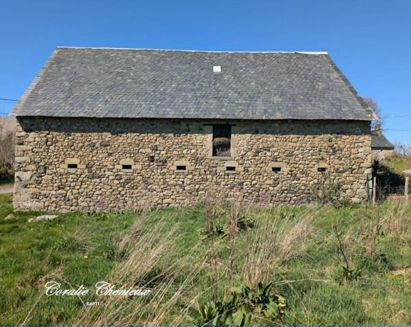 Belle grange dans un hameau calme