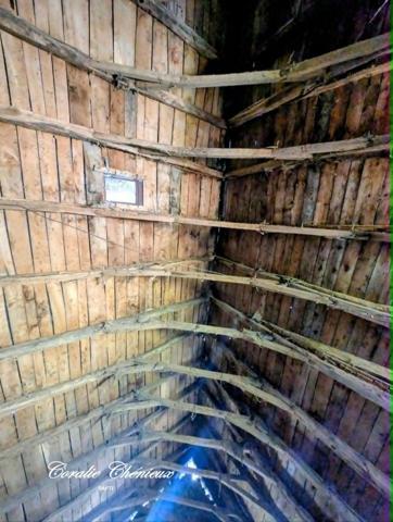 Belle grange dans un hameau calme