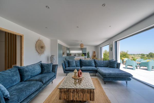 Contemporaine entre Mer et Nature