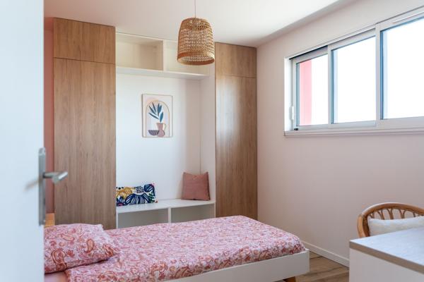 Contemporaine entre Mer et Nature