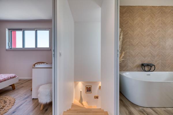 Contemporaine entre Mer et Nature