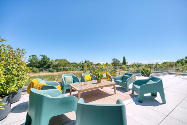 Contemporaine entre Mer et Nature