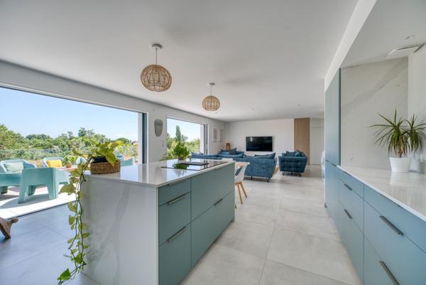 Contemporaine entre Mer et Nature