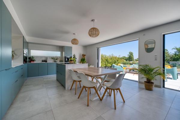 Contemporaine entre Mer et Nature