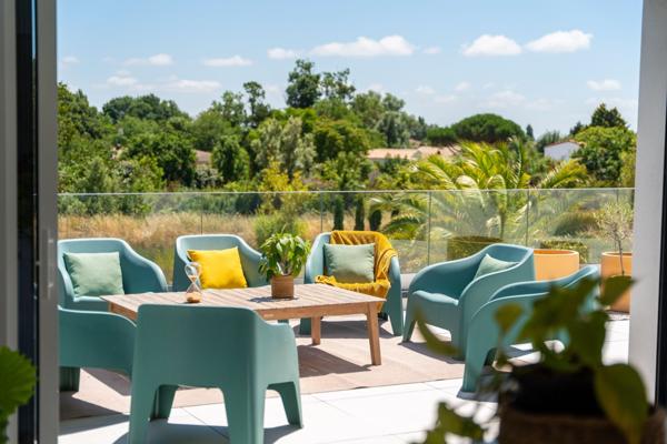 Contemporaine entre Mer et Nature