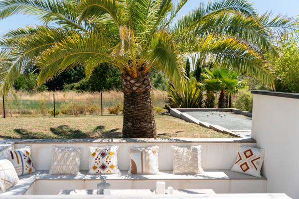 Contemporaine entre Mer et Nature