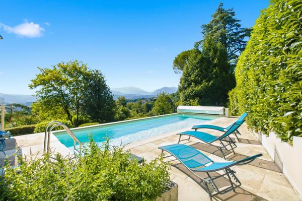 Propriété de 245 m² sur une parcelle de 3 644 m² avec vue panoramique, piscine et potentiel foncier rare