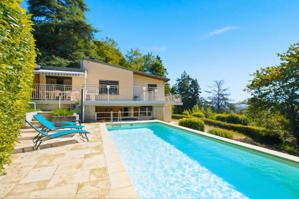 Propriété de 245 m² sur une parcelle de 3 644 m² avec vue panoramique, piscine et potentiel foncier rare