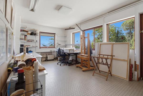 Propriété de 245 m² sur une parcelle de 3 644 m² avec vue panoramique, piscine et potentiel foncier rare