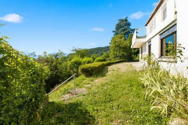 Propriété de 245 m² sur une parcelle de 3 644 m² avec vue panoramique, piscine et potentiel foncier rare