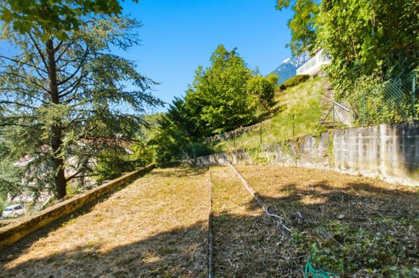 Propriété de 245 m² sur une parcelle de 3 644 m² avec vue panoramique, piscine et potentiel foncier rare