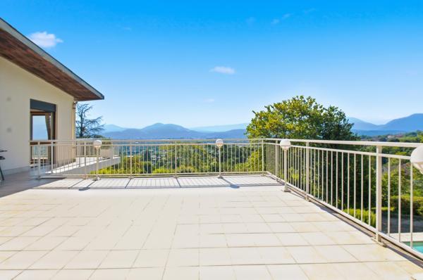Propriété de 245 m² sur une parcelle de 3 644 m² avec vue panoramique, piscine et potentiel foncier rare