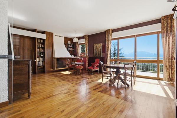 Propriété de 245 m² sur une parcelle de 3 644 m² avec vue panoramique, piscine et potentiel foncier rare