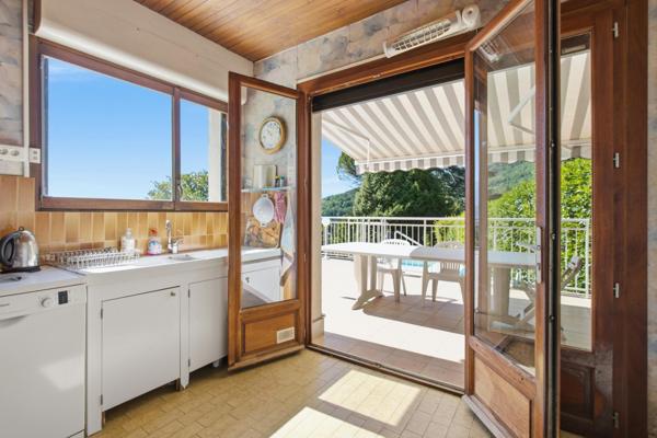 Propriété de 245 m² sur une parcelle de 3 644 m² avec vue panoramique, piscine et potentiel foncier rare